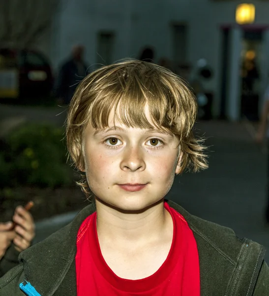 Jeune garçon dans le noir — Photo