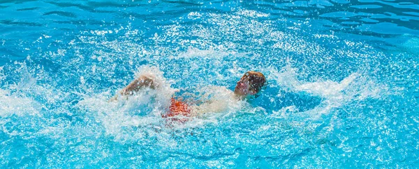 Adolescente mergulha na piscina — Fotografia de Stock