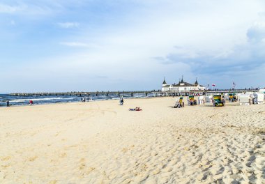 İskele ve Plajı Ahlbeck Usedom adasında Baltık denizde