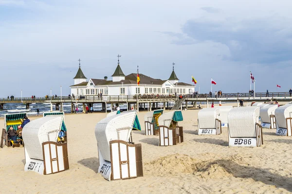 Seebrücke und Strand von ahlbeck an der Ostsee auf der Insel Usedom — Stockfoto