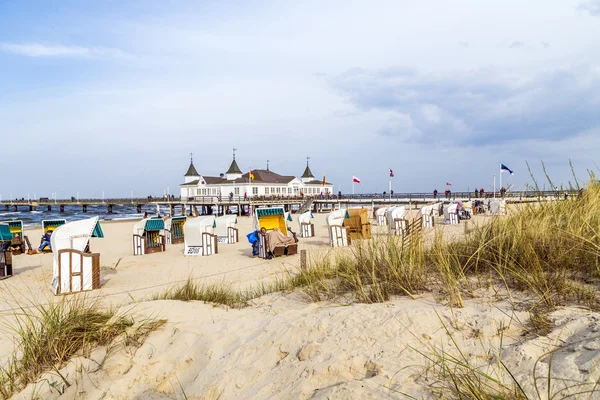 Пьер и пляж Албека в Балтийском море на острове Узедом — стоковое фото