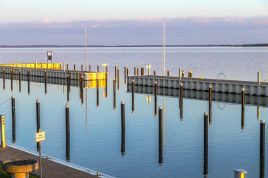 su yansıması ile Zinnowitz içinde günbatımı