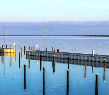 su yansıması ile Zinnowitz içinde günbatımı