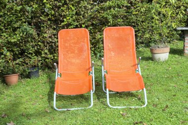 bahçede iki Paz aylâk yan yana