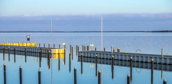 Puesta de sol en Zinnowitz con reflexión sobre el agua — Foto de Stock