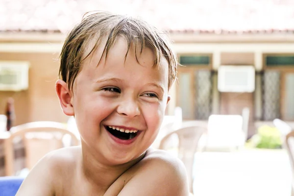 Niño sentado un la zona del hotel disfruta de las vacaciones — Foto de Stock