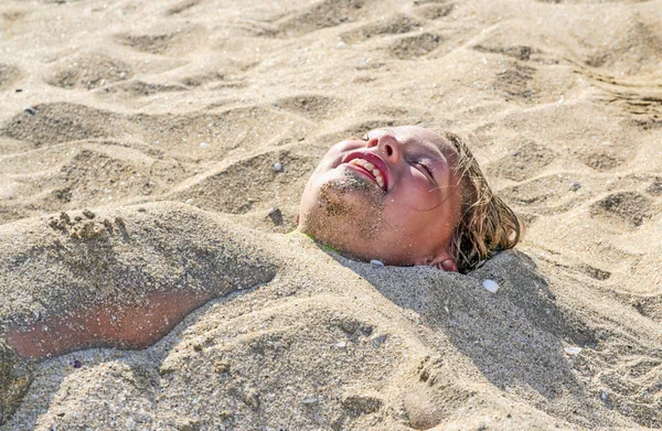 Junges Mädchen am Strand mit nassen Haaren — Stockfoto