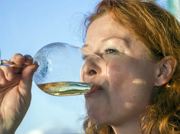 Mulher bebendo vinho branco — Fotografia de Stock
