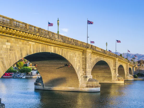 ハヴァス湖、o と再建された古い歴史的な橋のロンドン橋 — ストック写真