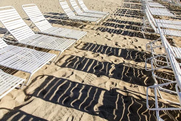 Mnoho lehátka a slunečníky na pláži — Stock fotografie