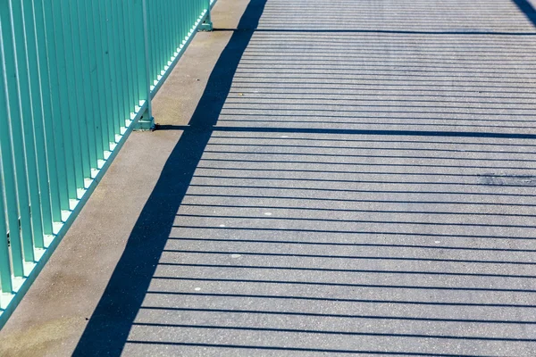 Μοτίβο της Κολωνίας γέφυρα με σκιά από reling — Φωτογραφία Αρχείου