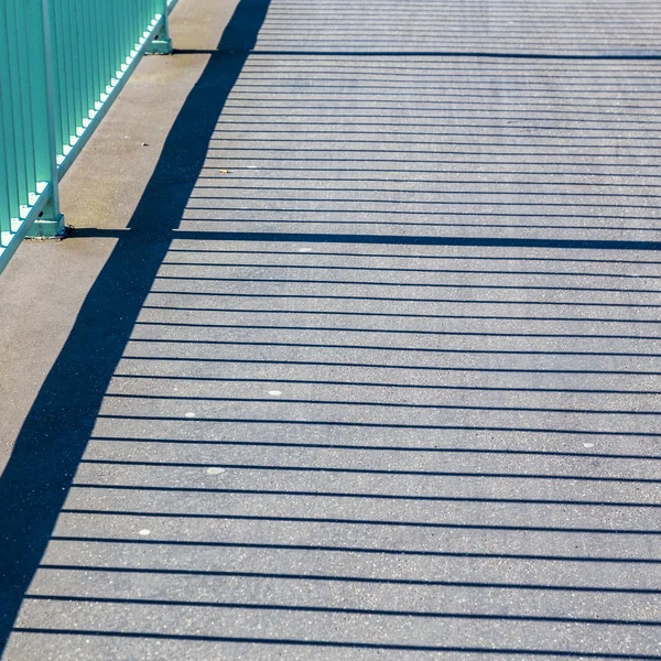 Візерунок Кельн мосту з тіні від reling — стокове фото
