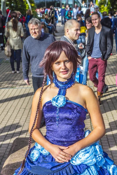 Menina colorida composta como menina Manga posa para fotógrafos — Fotografia de Stock