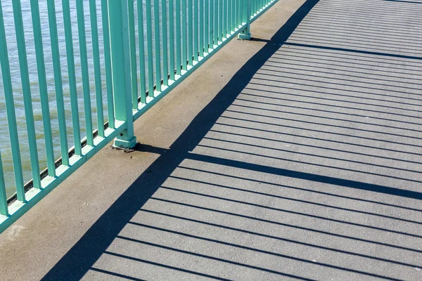 Muster der Kölner Brücke mit Schatten von Reling — Stockfoto
