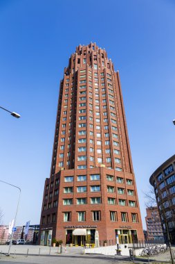 Mavi gökyüzü ile Main Plaza gökdelen 