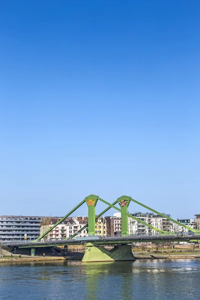 Utsikt över staden med Floessserbruecke på Frankfurt — Stockfoto