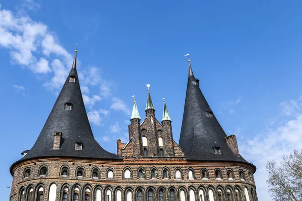 Holstentor (Holstentor) i gamla stan i Lübeck, Schleswig-Hols — Stockfoto