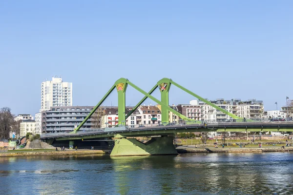 Vista da cidade com Floessserbruecke em Frankfurt — Fotografia de Stock