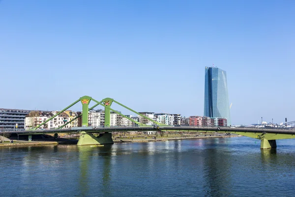 Uitzicht over de stad met Floessserbruecke in Frankfurt — Stockfoto