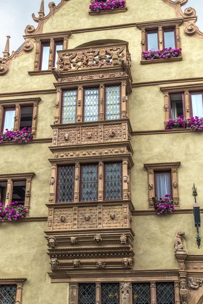 Maison des Tetes średniowieczny dom w mieście Colmar wzdłuż — Zdjęcie stockowe