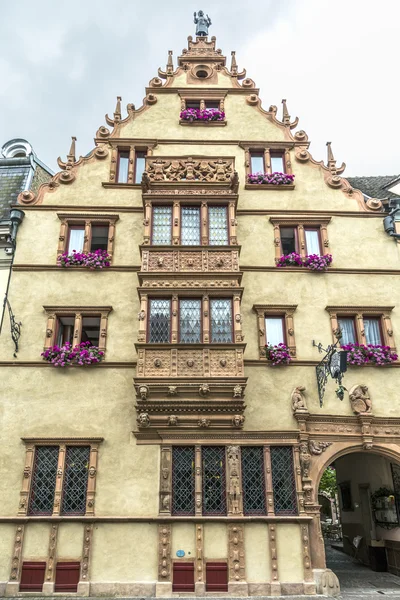 A Maison des Tetes középkori ház a város Colmar mentén a — Stock Fotó