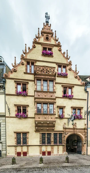 A Maison des Tetes középkori ház a város Colmar mentén a — Stock Fotó