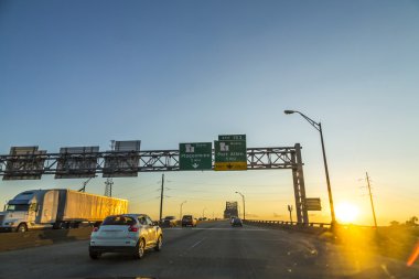 Mississippi'nde Günbatımı Baton Rouge adlı geçiş.