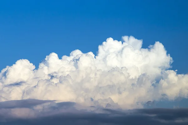 Céu azul com nuvens de chuva inchadas e escuras — Fotografia de Stock