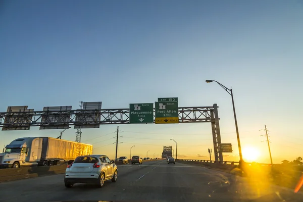 Atravessando o Mississippi ao pôr-do-sol em Baton Rouge — Fotografia de Stock