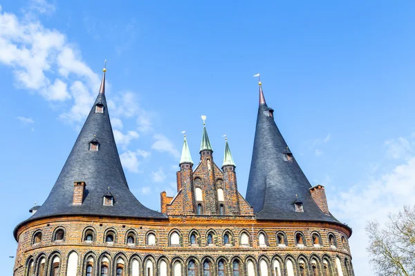 Holstentor (Holstentor) i gamla stan i Lübeck, Schleswig-Hols — Stockfoto
