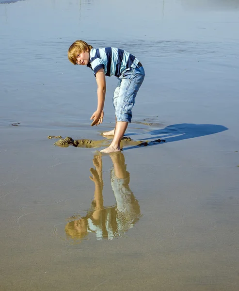 Chlapec na pláži v Benátkách — Stock fotografie