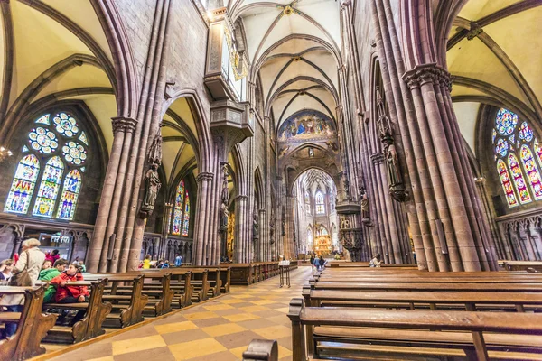 Menschen besuchen Freiburger Münster — Stockfoto