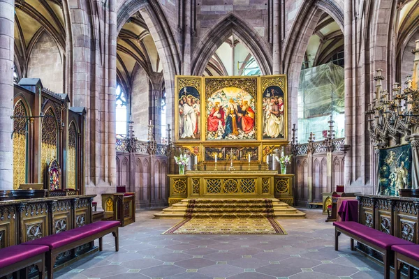 Krásný oltář v Freiburg minster — Stock fotografie