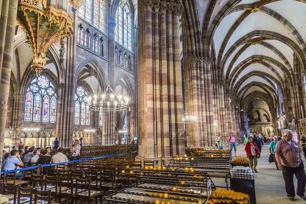 Kyrkan skulpturer på strassbourg katedralen — Stockfoto