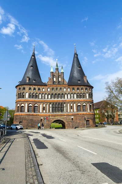 Menschen gehen am Holstentor entlang — Stockfoto