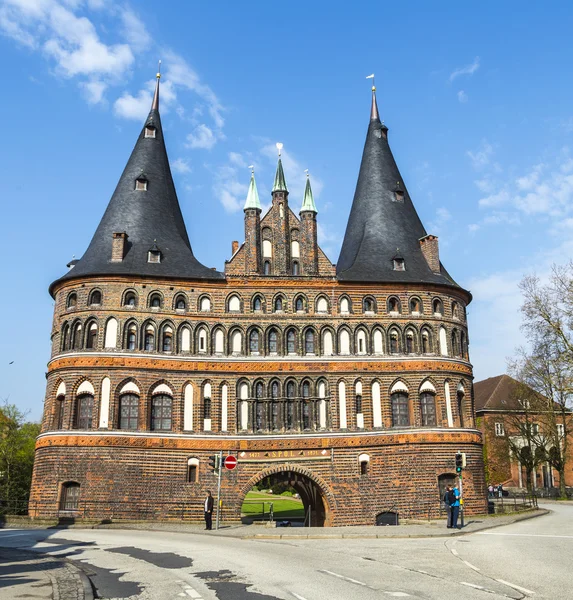 People walk along Holstentor gate — Stock Photo, Image