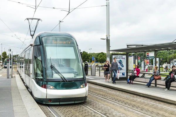 La gente espera el tren a Estrasburgo en Illkirch — Foto de Stock