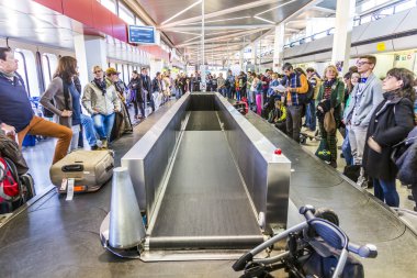 Tegel Havaalanı Bagaj kemer, insanlar bekliyor