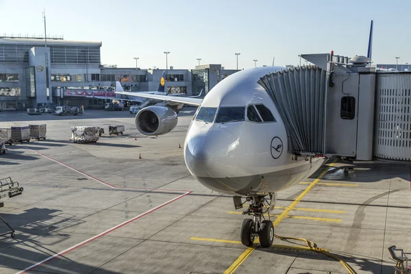 汉莎航空飞机在机场的位置 — 图库照片