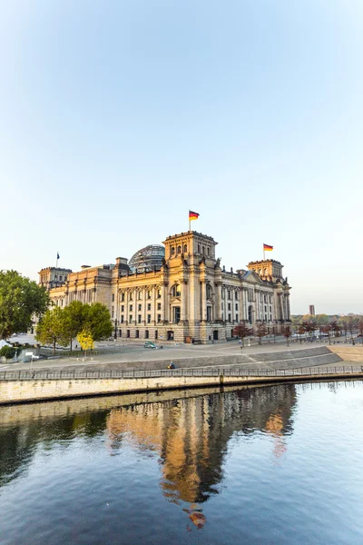 Reichstag com reflexão no rio spree em berlin — Fotografia de Stock