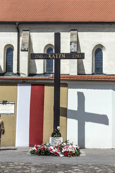 Крест Катыни, установленный на площади перед церковью Св. — стоковое фото