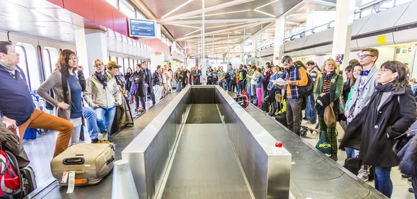 Lidé čekat na zavazadla pás v letiště Tegel — Stock fotografie