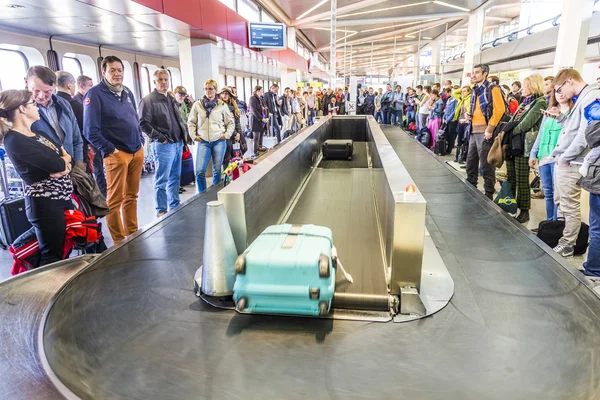 As pessoas esperam no cinto de bagagem no aeroporto de Tegel — Fotografia de Stock