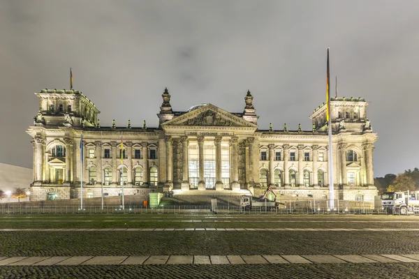 Reichstag lub Bundestagu budynku w Berlinie, Niemcy, w nocy — Zdjęcie stockowe