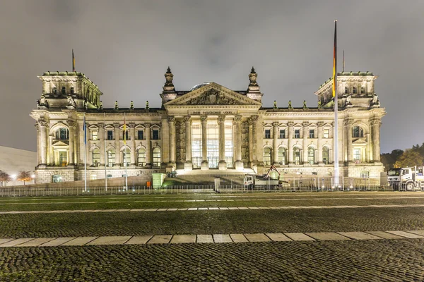Reichstag or bundestag building in Berlin, Germany, at night — Stock Photo, Image