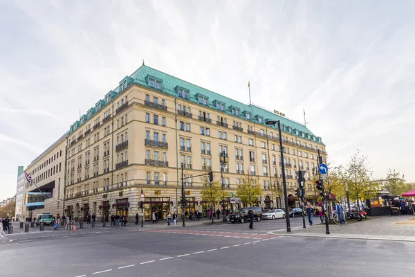 Berlin - den legendariska Hotel Adlon — Stockfoto