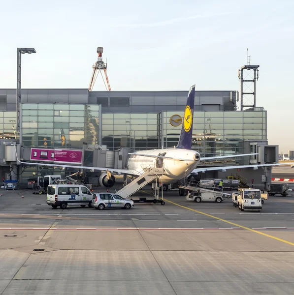 Lufthansa flygplan redo för ombordstigning på Terminal 1 — Stockfoto