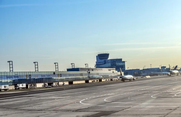 Aeromobili Lufthansa pronti per l'imbarco al Terminal 1 — Foto Stock