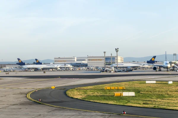 德国汉莎航空货运飞机准备好寄宿在终端 1 — 图库照片