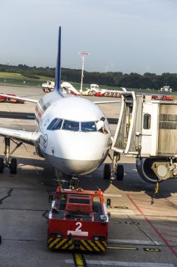 Uçak modern Terminal 2 Hamburg kapısında